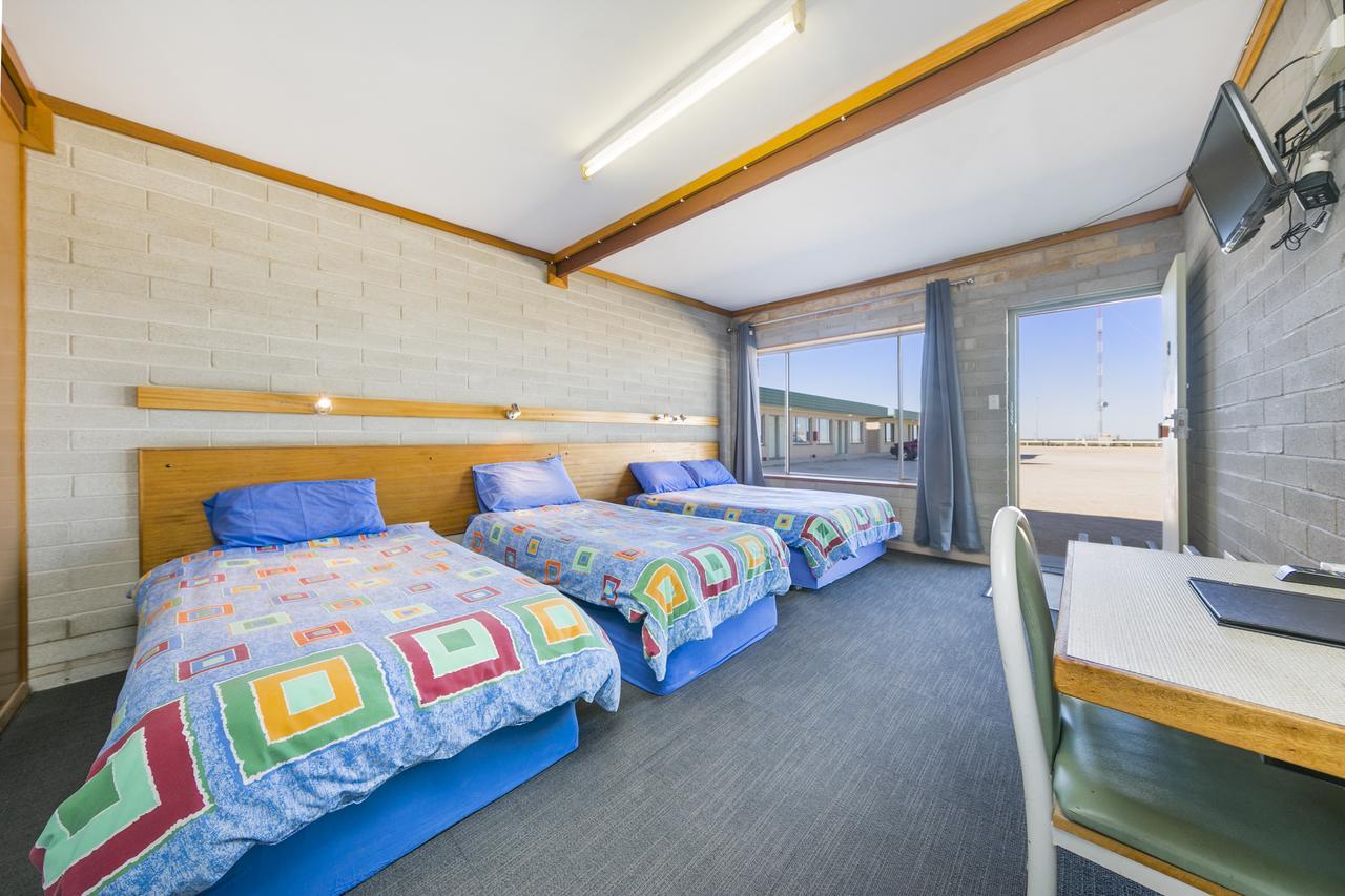 Отель Nullarbor Roadhouse Экстерьер фото