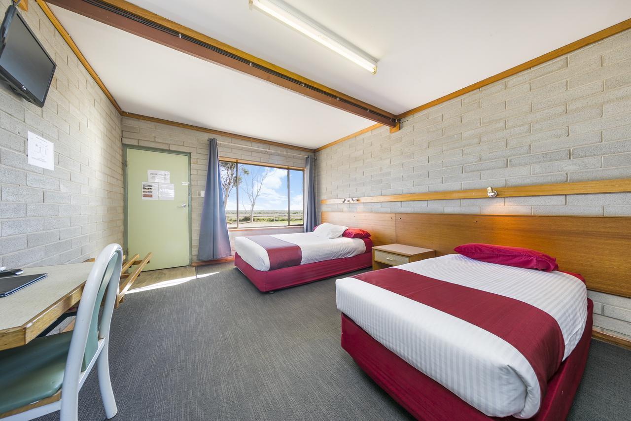 Отель Nullarbor Roadhouse Экстерьер фото