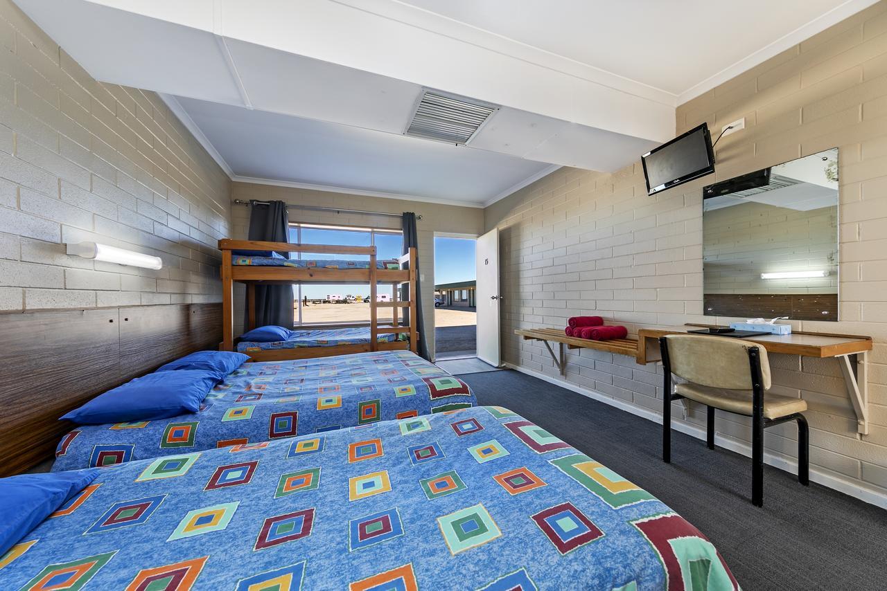 Отель Nullarbor Roadhouse Экстерьер фото